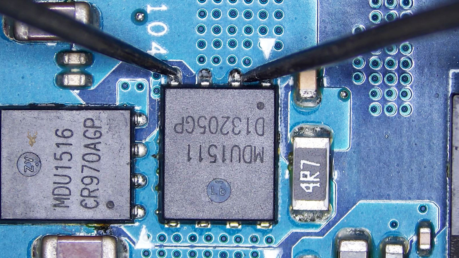 104 MOSFET being measured between gate and source in a circuit section with another MOSFET, capacitors, and resistors.
