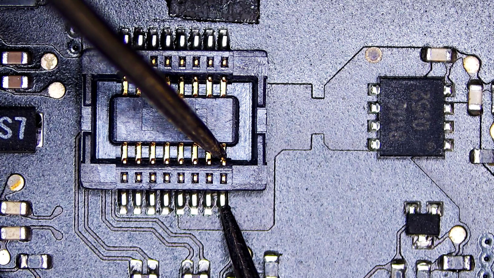 Measuring a 16-leg attach-and-detach flex connector from an inside pin to the outside board leg.
