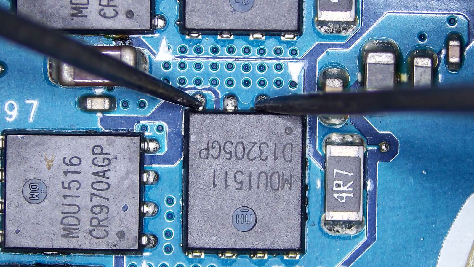 MDU1511 MOSFET being measured between gate and source in a circuit section with other MOSFETs, resistors, capacitors, and coils.