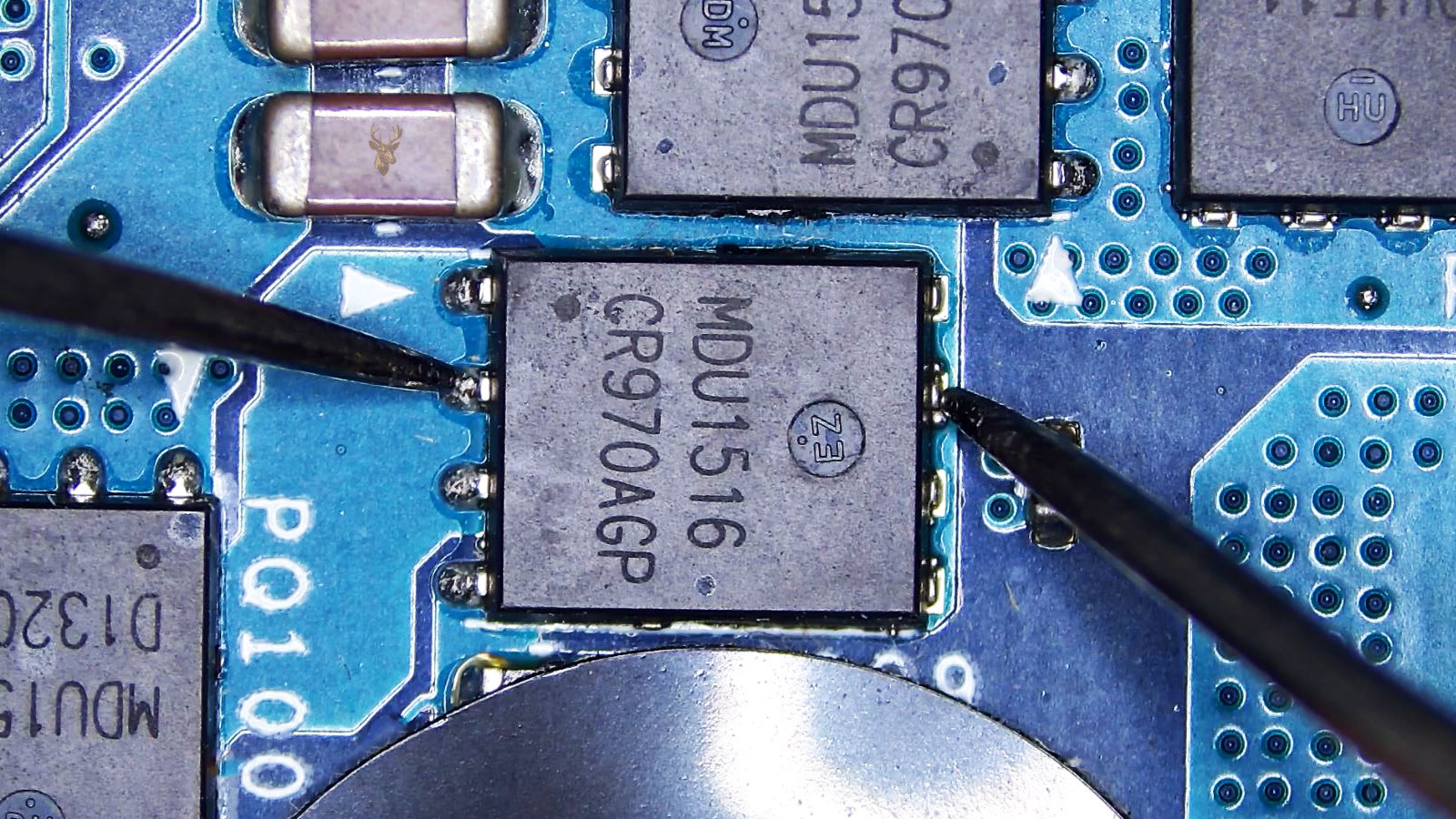 MDU1516 MOSFET being measured from source to drain in a circuit section with four MOSFETs, two large SMD capacitors, and one resistor.