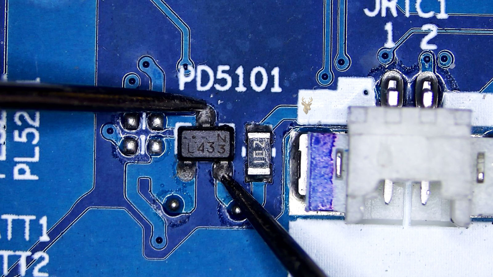 PD5101 three-leg power diode being measured beside a two-pin plastic connector and nearby resistor.