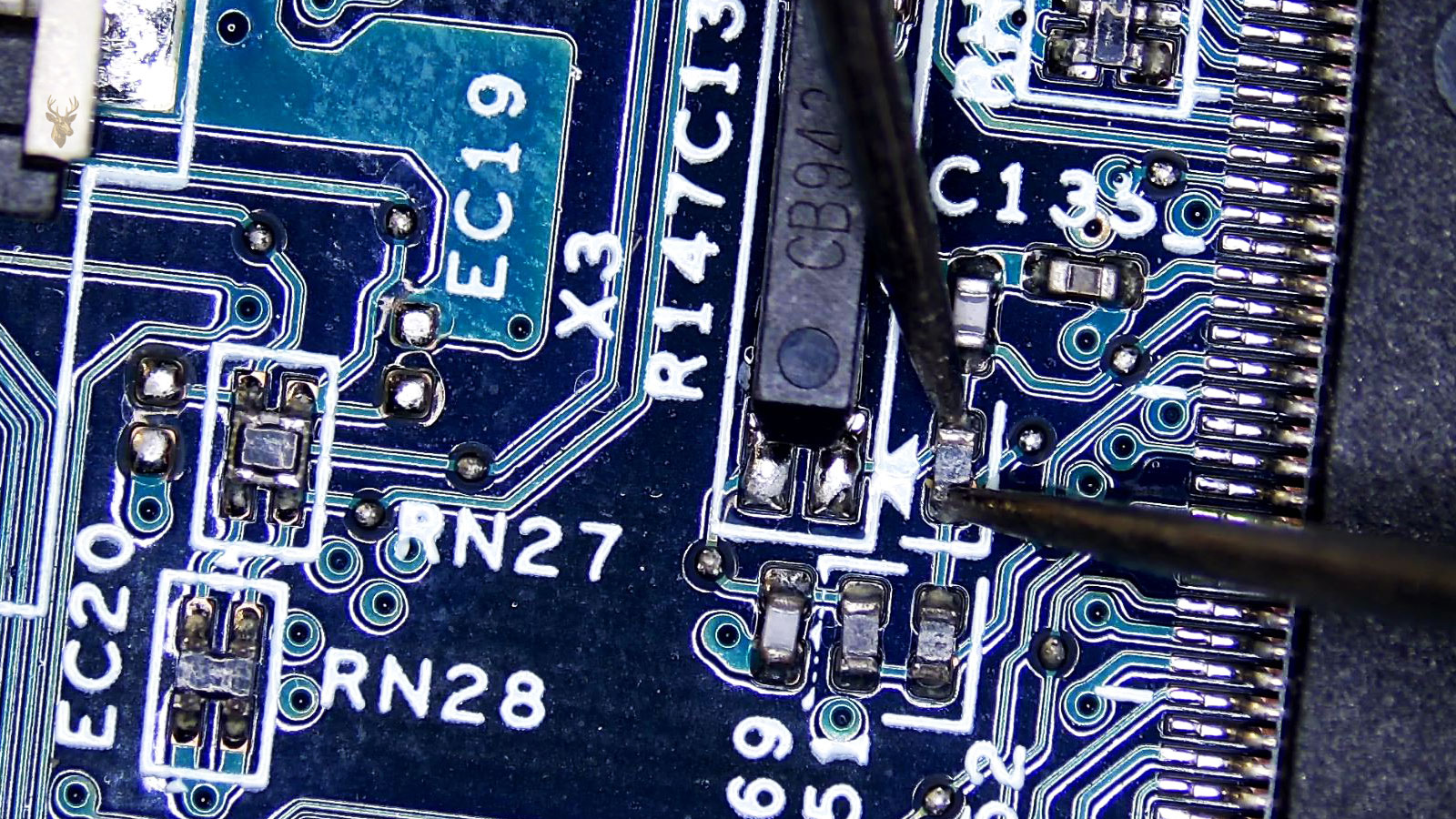 Tiny resistor beside R147C136 being measured between the two board connectors.
