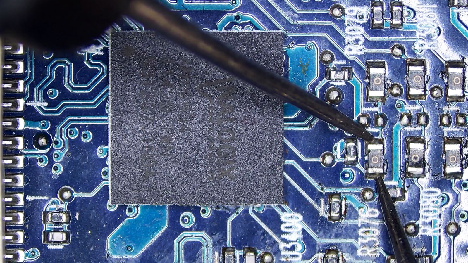 Multimeter probes measuring a zero-marked resistor next to the U3400 IC chip, with nearby resistors, and a left-side connector.