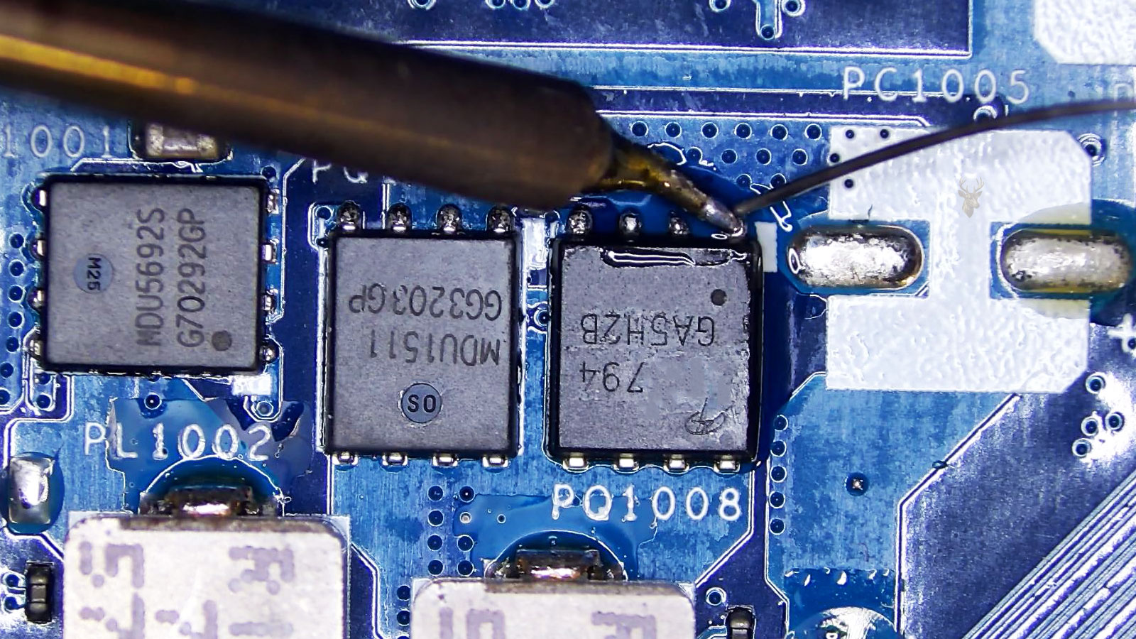 Hakko FX-9703 microsoldering pen repairing a MOSFET pin on a circuit board.